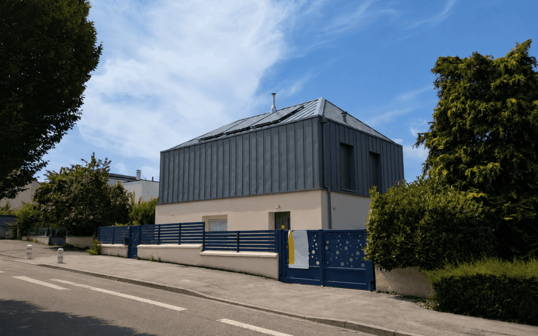 EXT385 – Surélévation bois/zinc d&rsquo;une maison